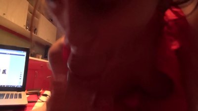 Ka ngotea e te kotiro kura te tiihi a tona tuakana i te mea karekau he tangata i te kainga